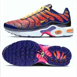 NIKE AIR MAX PLUS IN YOUTH SIZE 5.5 EQUIVALENT TO WOMENS SIZE 7